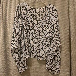 EUC White and black pinch short sleeve top